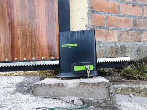 Motor Accessmatic para portón corredizo instalado por Automatismos ARPA