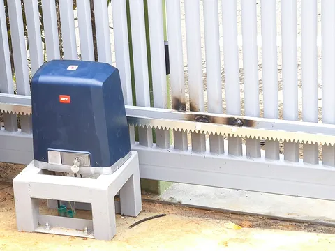 Motor BFT Deimos instalado por Automatismos ARPA en un portón corredizo