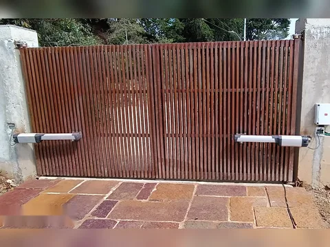 Brazos BFT Phobos instalados en un portón batiente de 2 hojas por Automatismos ARPA