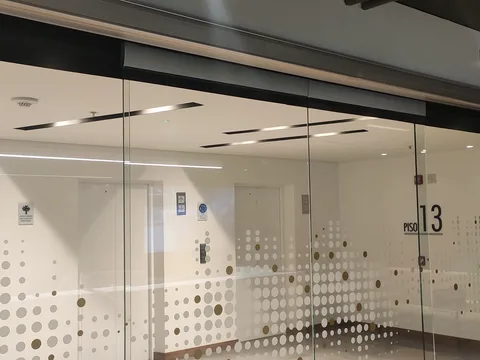 Cabezal telescópico para puerta de vidrio automática instalado por Automatismos ARPA