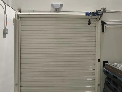 Cortina enrollable con motor lateral instalada por Automatismos ARPA