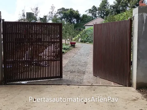 Portón batiente de 2 hojas con brazos Accessmatic Eagle 250 instalado por Automatismos ARPA