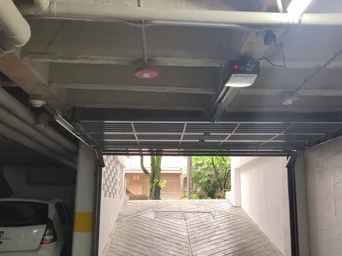 Motor de techo Accessmatic instalado en puerta levadiza de garaje por Automatismos ARPA