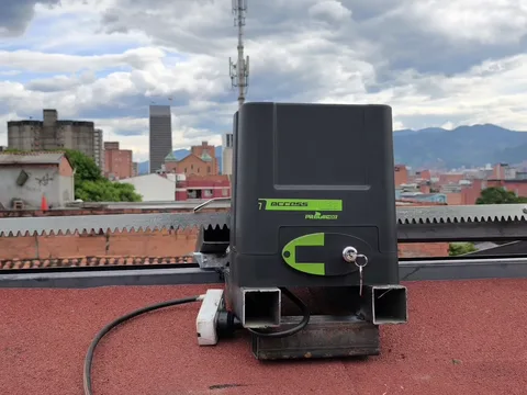 Motor Accessmatic para techo corredizo instalado por Automatismos ARPA en Medellín
