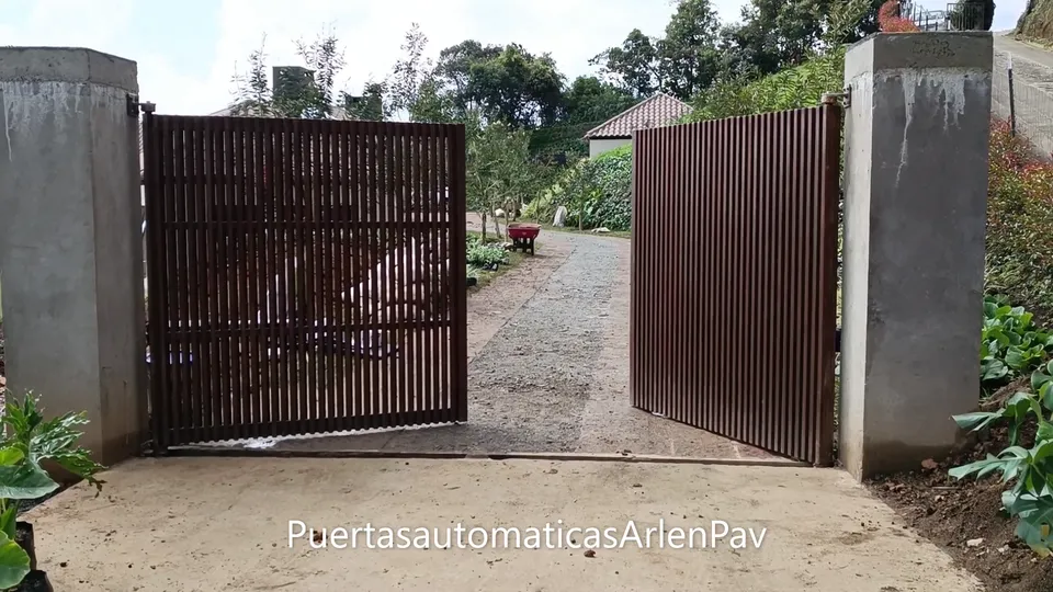 Portón batiente de 2 hojas con brazos Eagle 250 instalado por Automatismos ARPA